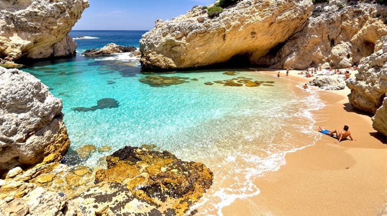 explorez les plages naturistes incontournables de majorque et profitez de vacances en toute liberté dans un cadre naturel et accueillant.