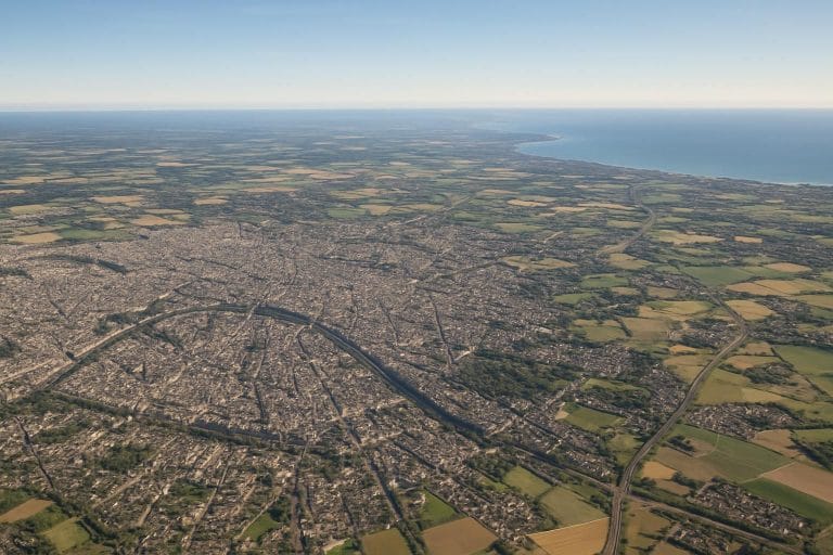 découvrez quelle est la mer la plus proche de paris, les distances à parcourir et les meilleures destinations pour une escapade balnéaire depuis la capitale française.