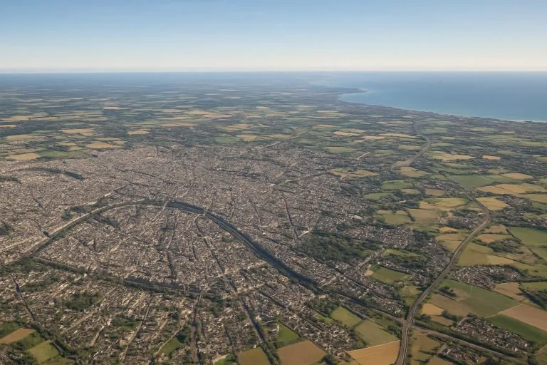 découvrez quelle est la mer la plus proche de paris, les distances à parcourir et les meilleures destinations pour une escapade balnéaire depuis la capitale française.